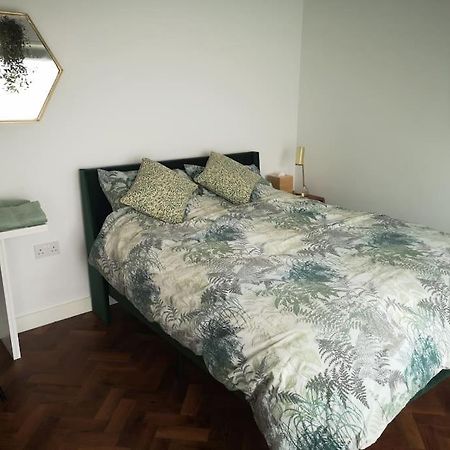 Stylish Apartment In Horsham With Parking And Own Entrance Exterior photo