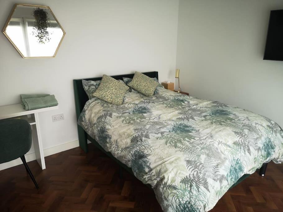 Stylish Apartment In Horsham With Parking And Own Entrance Exterior photo