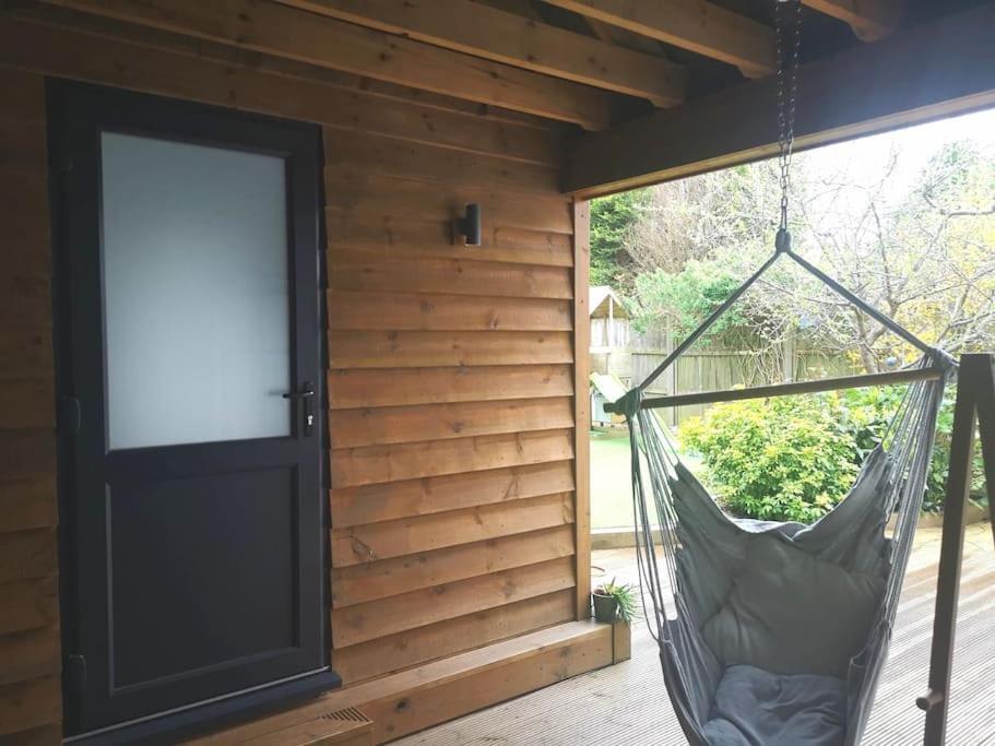 Stylish Apartment In Horsham With Parking And Own Entrance Exterior photo