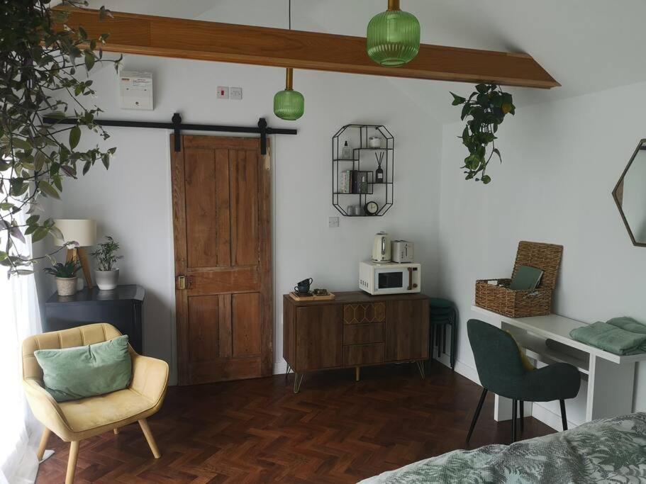 Stylish Apartment In Horsham With Parking And Own Entrance Exterior photo